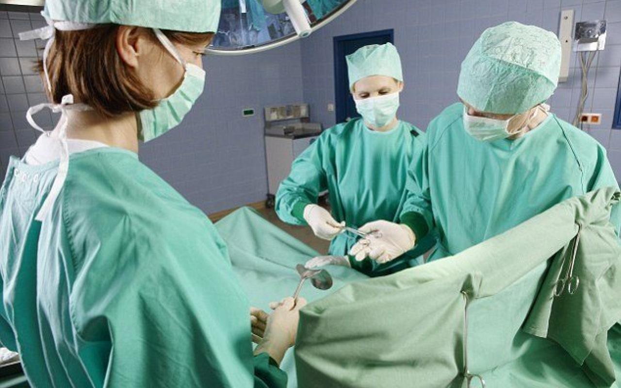 Λάρισα: Γιατρός βγάζει selfie την ώρα του χειρουργείου! (φωτο)