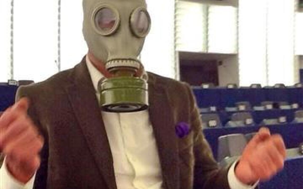 Με μάσκα χημικού πολέμου στο Ευρωκοινοβούλιο ο Γιώργος Χατζημαρκάκης!