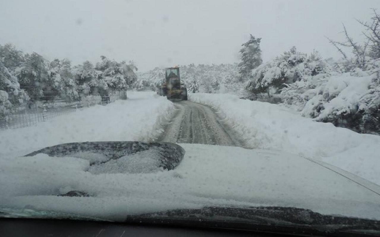 Η χιονόπτωση σταμάτησε, τα προβλήματα παραμένουν στα ορεινά της Κρήτης