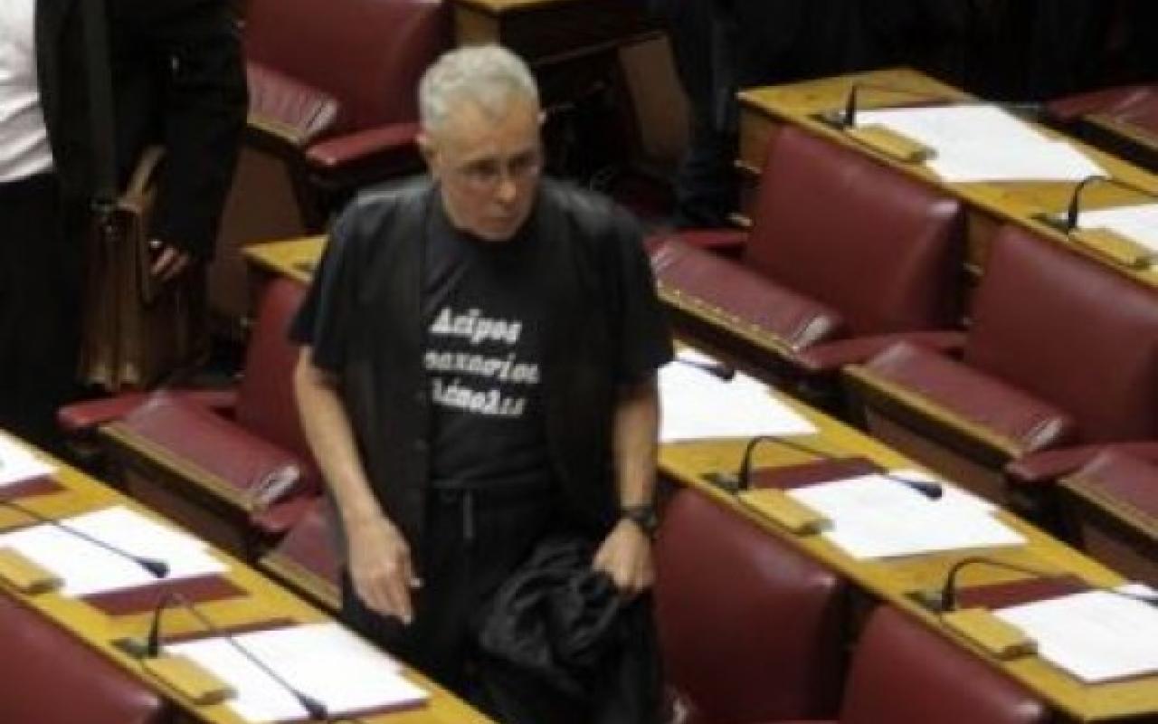 O Zουράρις, το Βραχάσι και το ... Τ-shirt που έβαλε στη Βουλή