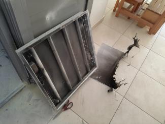 Φλεγόμενα κομμάτια από τα πάνελ της οροφής έπεσαν στο δάπεδο