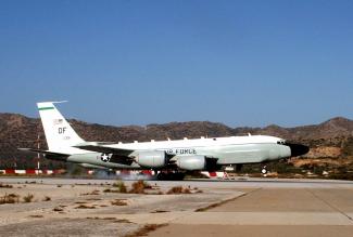 Ένα RC-135V της αμερικανικής Πολεμικής Αεροπορίας προσγειώνεται στη Σούδα.