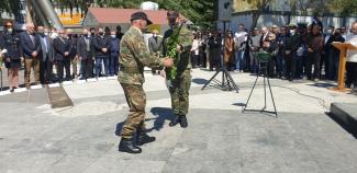 Πριν από την έναρξη της παρέλασης, οι Έφεδροι κατέθεσαν στεφάνι στο μνημείο του Αγνώστου Στρατιώτη όπου και τελέστηκε επιμνημόσυνη δέηση.