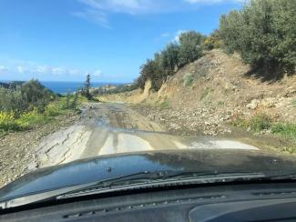 Στον συγκεκριμένο δρόμο σημειώθηκαν και κατολισθήσεις και σύμφωνα με τους κατοίκους είναι ιδιαίτερα επικίνδυνο για τα φορτηγά ψυγεία που μεταφέρουν τα εξαγώγιμα προϊόντα από τον  Συνεταιρισμό τις Ψαρης Φοραδας.