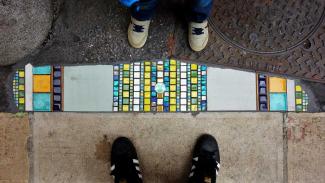 Ο καλλιτέχνης δρόμου EMemem, o χειρούργος των πεζοδρομίων 