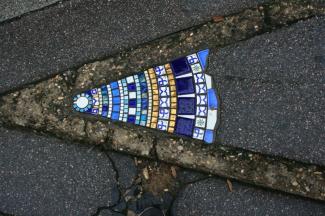 Ο καλλιτέχνης δρόμου EMemem, o χειρούργος των πεζοδρομίων 