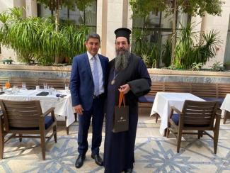 Ο Λευτέρης Αυγενάκης με τον Αρχιεπίσκοπο Μακάριο στο Κατάρ.