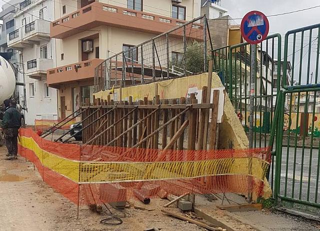 Άμεση ανταπόκριση της εταιρείας για τον τοίχο του σχολείου στην Κομνηνών