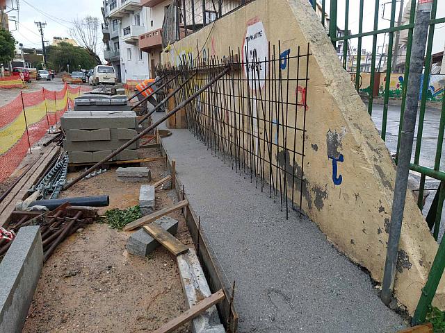 Άμεση ανταπόκριση της εταιρείας για τον τοίχο του σχολείου στην Κομνηνών