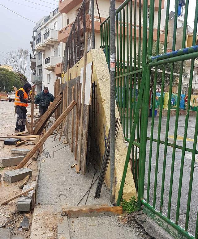 Άμεση ανταπόκριση της εταιρείας για τον τοίχο του σχολείου στην Κομνηνών