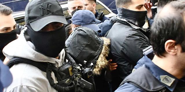 Με κουκούλα και χωρίς δικηγόρο στα δικακστήρια
