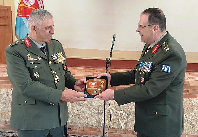 Ο απερχόμενος Διοικητής (αριστερά) παραλαμβάνει αναμνηστικό δώρο από το νέο Διοικητή της ΣΕΑΠ.