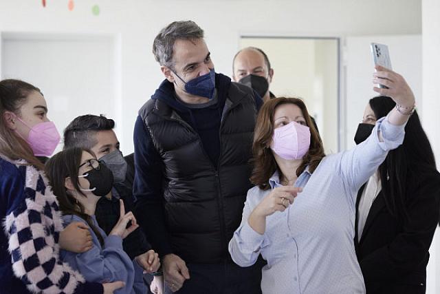ο πρωθυπουργός σε σχολείο της Σύρου