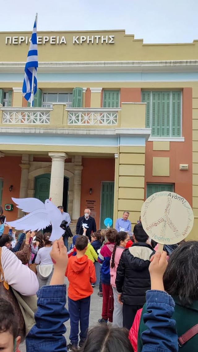 Ηχηρό μήνυμα ειρήνης από τους μαθητές του 8ου Πειραματικού Δημοτικού Σχολείου