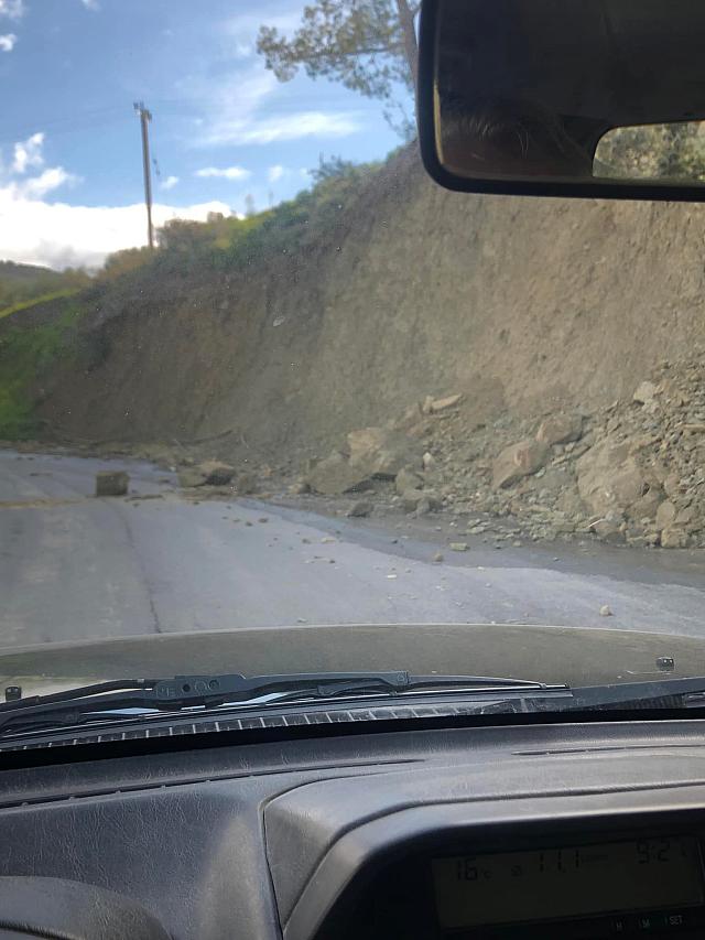 Στον συγκεκριμένο δρόμο σημειώθηκαν και κατολισθήσεις και σύμφωνα με τους κατοίκους είναι ιδιαίτερα επικίνδυνο για τα φορτηγά ψυγεία που μεταφέρουν τα εξαγώγιμα προϊόντα από τον &nbsp;Συνεταιρισμό τις Ψαρης Φοραδας.