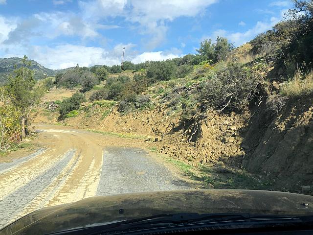 Στον συγκεκριμένο δρόμο σημειώθηκαν και κατολισθήσεις και σύμφωνα με τους κατοίκους είναι ιδιαίτερα επικίνδυνο για τα φορτηγά ψυγεία που μεταφέρουν τα εξαγώγιμα προϊόντα από τον &nbsp;Συνεταιρισμό τις Ψαρης Φοραδας.