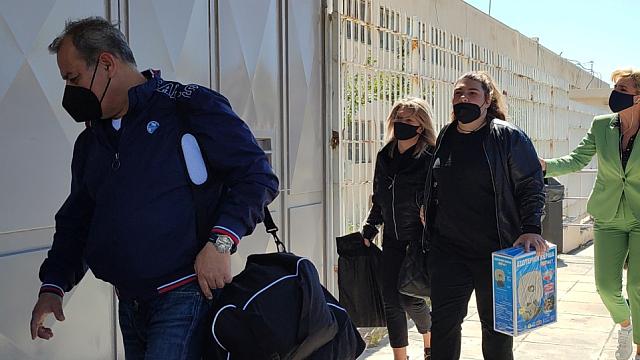 Επίσκεψη της μαμάς και αδερφής της Πισπιρίγκου στις φυλακές