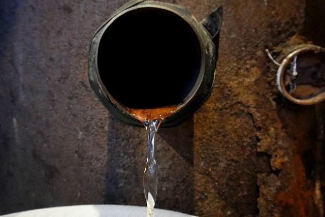 Κίνδυνοι από το λαθρεμπόριο τσίπουρου και κρασιού