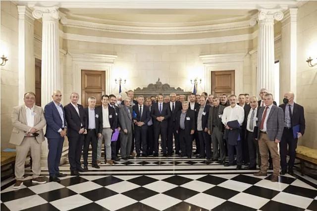 Οι 33 δήμαρχοι των ορεινών δήμων της χώρας, μαζί με τον πρωθυπουργό Κυριάκο Μητσοτάκη.