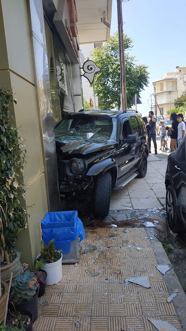Καρφώθηκε με το τζιπ στο κρεοπωλείο