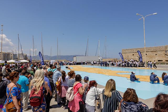 Χρησιμοποιήθηκαν μεταξύ άλλων προϊόντων, 1 τόνος αλεύρι, 1 τόνος μυζήθρα, 400 κιλά ζάχαρη και 230 λίτρα αυγού.