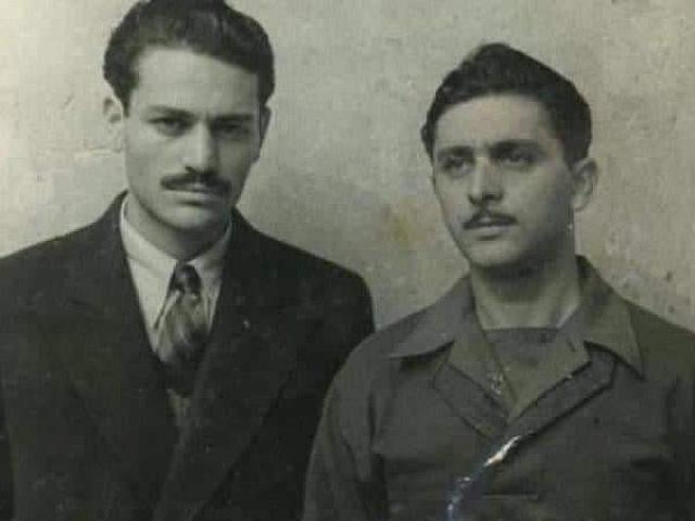 Ο Μανόλης Γλέζος και ο Λάκης Σάντας που σαν σήμερα το 1941 κατέβασαν από την Ακρόπολη την γερμανική σημαία των ναζί