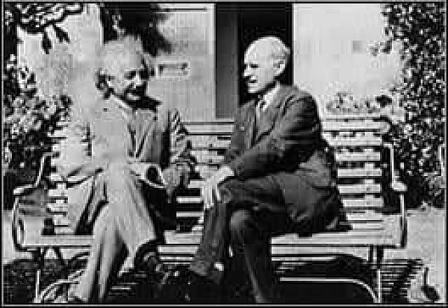 Σαν σήμερα το 1919 ο Άρθουρ Στάνλεϋ Έντινγκτον (δεξιά) επιβεβαίωσε την γενική θεωρία της σχετικότητας του Άλμπερτ Αϊνστάιν (αριστερά)