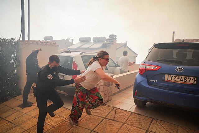 Δραματικές ώρες για τους κατοίκους.
