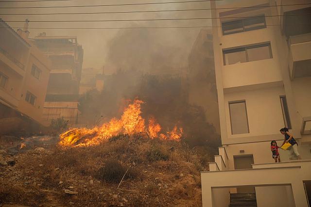 Οι φλόγες μέσα στις γειτονιές της περιοχής.