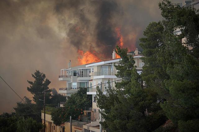 Οι φλόγες μέσα στις γειτονιές της περιοχής.