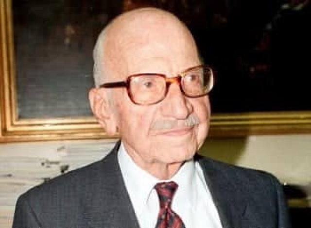 Ξενοφών Ζολώτας. Διετέλεσε Πρωθυπουργός της Ελλάδος, Υπουργός και Διοικητής (3 φορές) της Τράπεζας Ελλάδος. Πέθανε σαν σήμερα το 2004 σε ηλικία 100 ετών