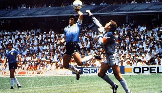 Σαν σήμερα το 1986 ο Μαραντόνα σκόραρε με το χέρι κατά της Αγγλίας και η Αργεντινή προκρίθηκε στα ημιτελικά του Παγκοσμίου Κυπέλλου, το οποίο κατέκτησε στη συνέχεια. Το γκολ αυτό ονομάστηκε "με το χέρι του Θεού"