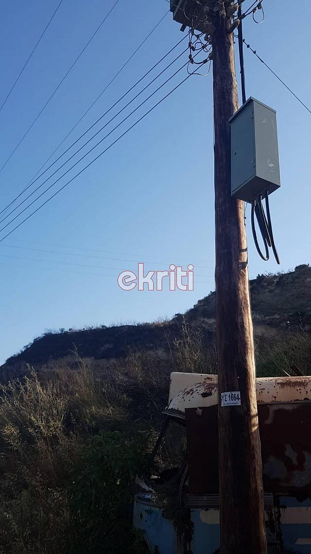 Κάτοικοι της περιοχής, αναφέρουν πως η φωτιά ενδέχεται να ξεκίνησε από έναν στύλο της ΔΕΗ