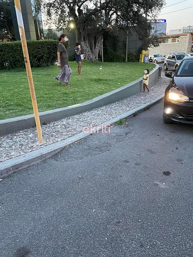 Αρνητική εντύπωση προκαλούν σε ντόπιους αλλά και τουρίστες προκαλούν οι εικόνες από το κέντρο του Ηρακλείου και συγκεκριμένα στην λεωφόρο Ικάρου, στο ύψος του Τένις και της Παγκρήτιας Τράπεζας. Εκεί σε καθημερινή βάση άνθρωποι συγκεκριμένης φυλής στήνουν το... νοικοκυριό τους με ότι αυτό συνεπάγεται. Όπως βλέπετε και στις φωτογραφίες, τοποθετήθηκαν, άκουσον άκουσον, ακόμα και εσώρουχα στα κεφάλια των αγαλμάτων των Νίκου Καζαντζάκη, Δομήνικου Θεοτοκόπουλου και Βιτσέντζου Κορνάρου που βρίσκονται έξω από την