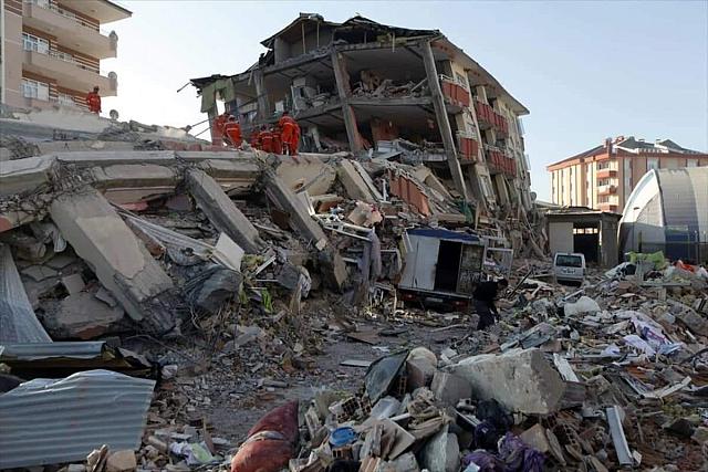 Φονικός σεισμός μεγέθους 7,4 Ρίχτερ στην Τουρκία, σκότωσε περίπου 17.000 άτομα και τραυμάτισε 44.000, σαν σήμερα το 1999
