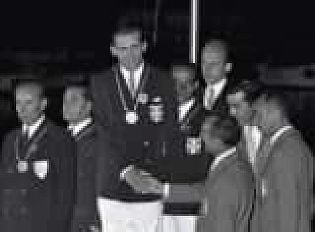 Ο διάδοχος Κωνσταντίνος με το χρυσό μετάλλιο στην ιστιοπλοΐα στους Ολυμπιακούς Αγώνες της Ρώμης το 1960