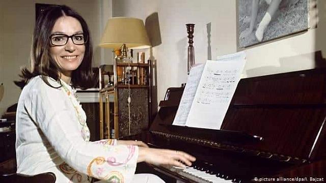 Η Νάνα Μούσχουρη