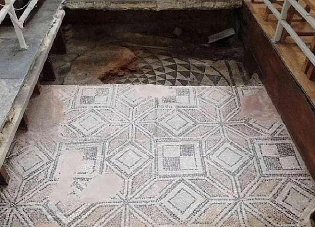 «Το πλακάκι του δαπέδου της πρώτης εκκλησίας, πάνω στο οποίο περπατούσε ο Άγιος Νικόλαος
