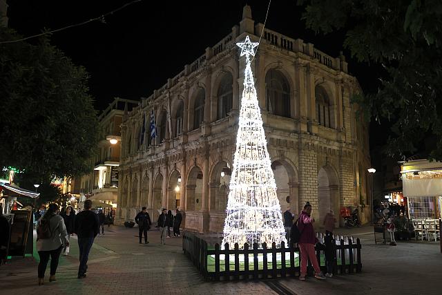 Ηράκλειο: Στολισμένη σαν ...βγαλμένη από παραμύθι η πόλη ετοιμάζεται για τα Χριστούγεννα