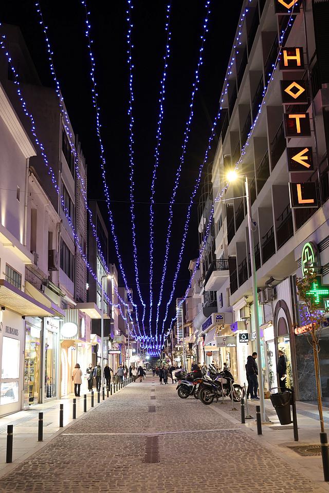 Ηράκλειο: Στολισμένη σαν ...βγαλμένη από παραμύθι η πόλη ετοιμάζεται για τα Χριστούγεννα