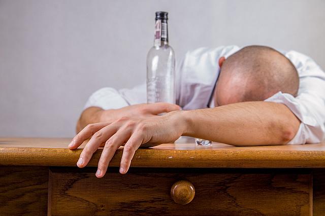 hangover μεθυσμένος άνδρας