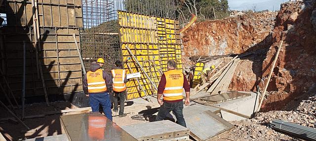 Ηράκλειο: Οι οικοδόμοι έκοψαν την Πρωτοχρονιάτικη πίτα τους στα εργοτάξια