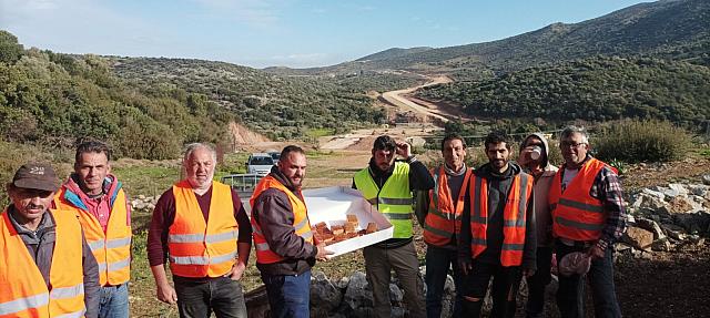 Ηράκλειο: Οι οικοδόμοι έκοψαν την Πρωτοχρονιάτικη πίτα τους στα εργοτάξια