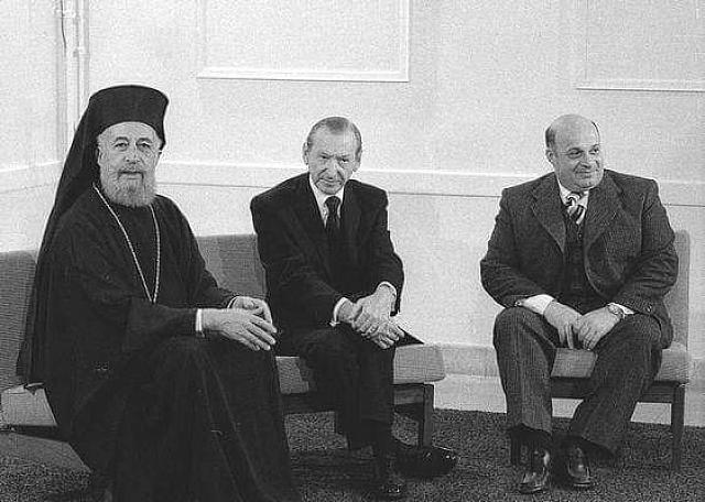 Σαν σήμερα το 1977, στη Βιέννη συνομολογείται η συμφωνία Μακαρίου (αριστερά) και Ντενκτάς (δεξιά)