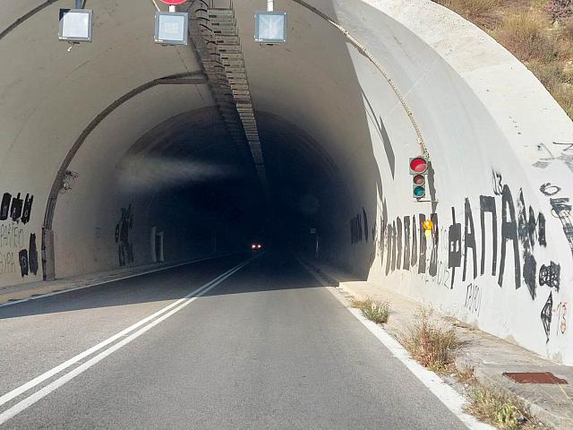 Κίνδυνος - θάνατος το τούνελ στο δρόμο Ηράκλειο προς Μεσαρά