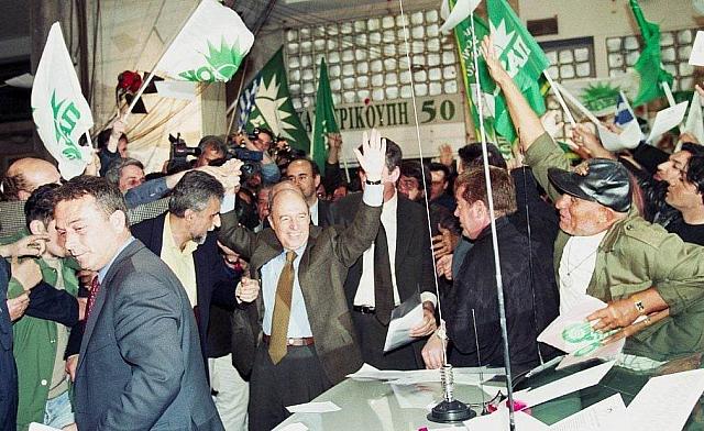 Σαν σήμερα το 2000, το ΠΑΣΟΚ με τον Κώστα Σημίτη κέρδισε τις εκλογές με 43,79 έναντι 42,73 της ΝΔ