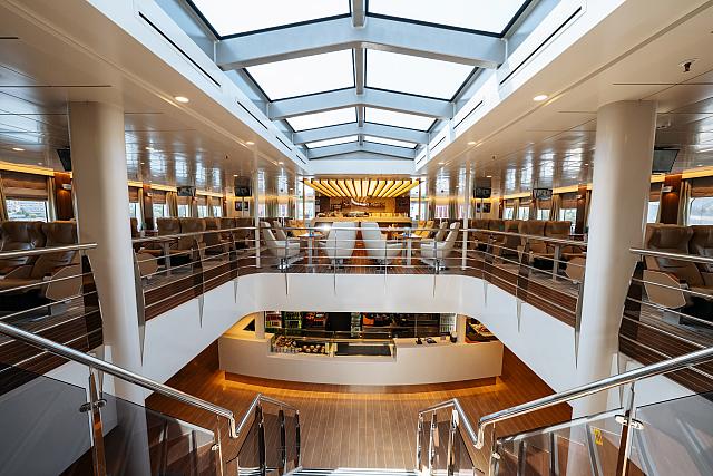 Το πολυτελές High-speed Catamaran Santorini Palace, μάς ταξιδεύει στα πιο δημοφιλή Κυκλαδονήσια, από το λιμάνι του Πειραιά και του Ηρακλείου Κρήτης