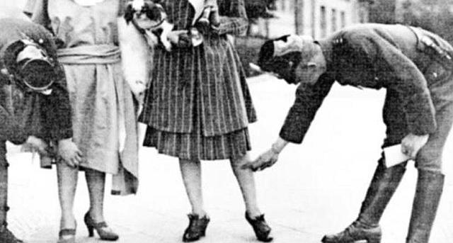 Σαν σήμερα το 1926, με διάταγμα του δικτάτορα Θεόδωρου Πάγκαλου απαγορεύεται στις γυναίκες να φοράνε κοντή φούστα