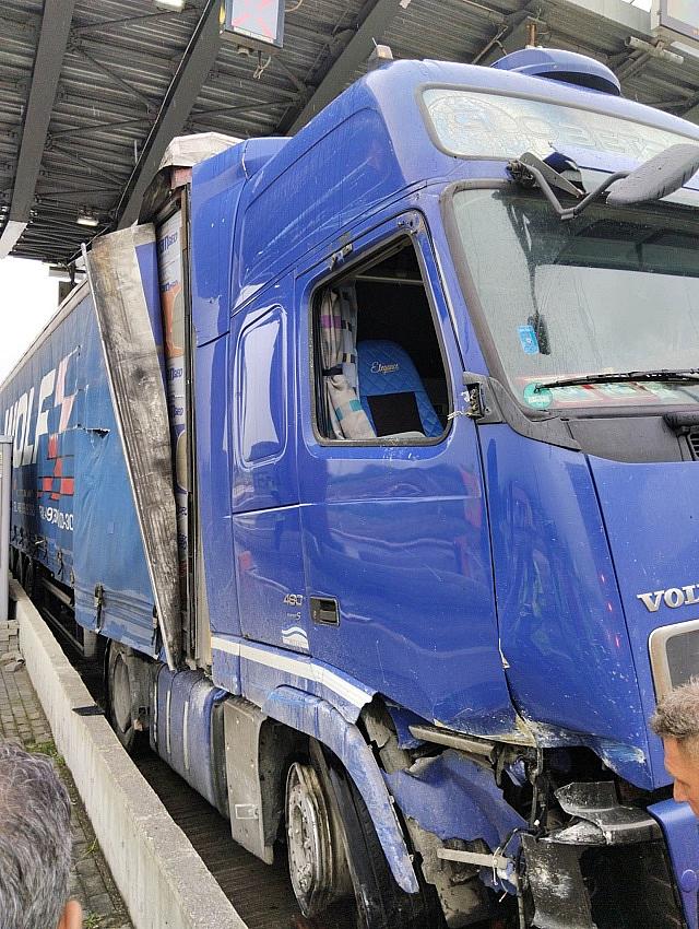 Νταλίκα έπεσε σε σταθμό διοδίων
