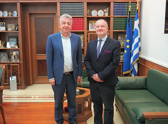 αρναουτακης βρετανος πρεσβης